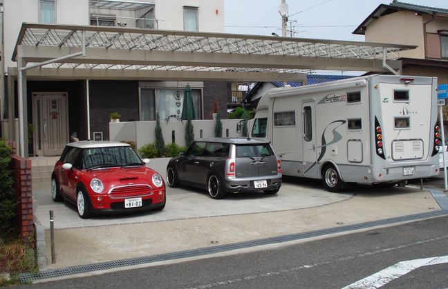 【駐車スペース】３台とめられる広々スペース アイキャッチ画像