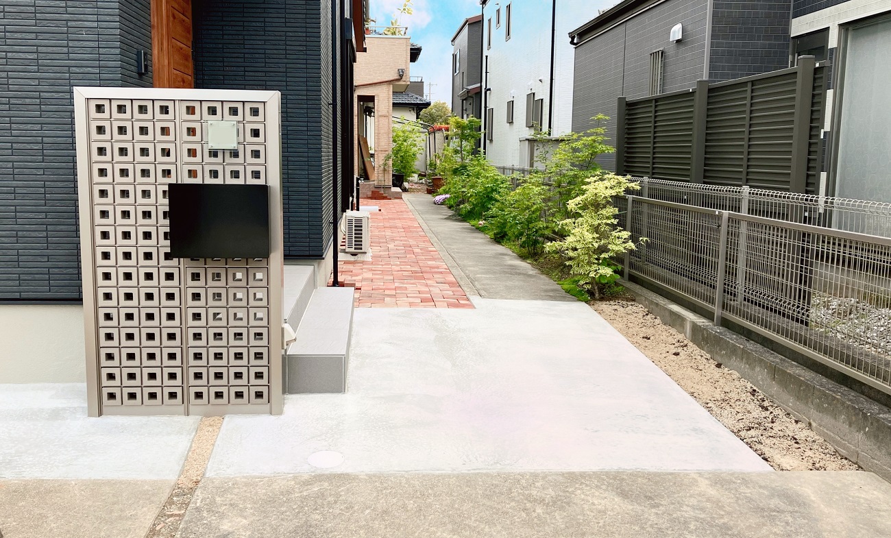 ステキな門柱のある新築住宅デザイン外構！　テラス屋根も設置して快適に アイキャッチ画像
