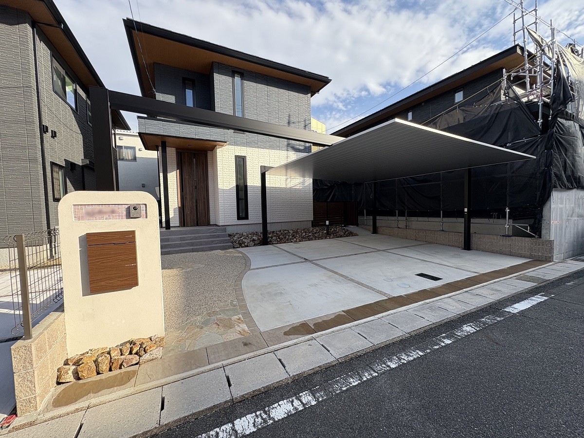 デザインカーポートの設置で住空間全体をランクアップ！ アイキャッチ画像