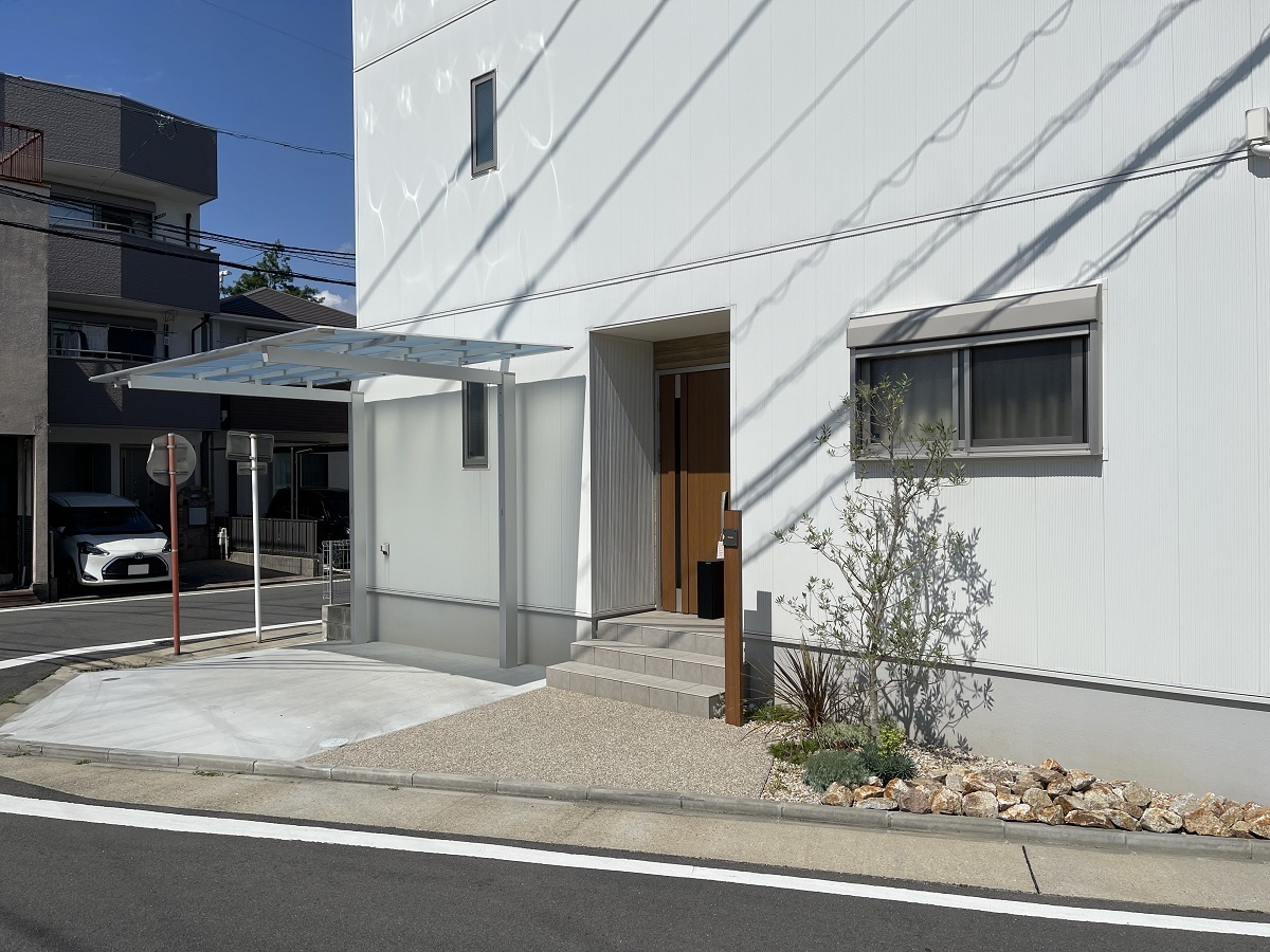 オープン外構の困りごと対策　鉢植えを置くなど簡単にできることを紹介 画像