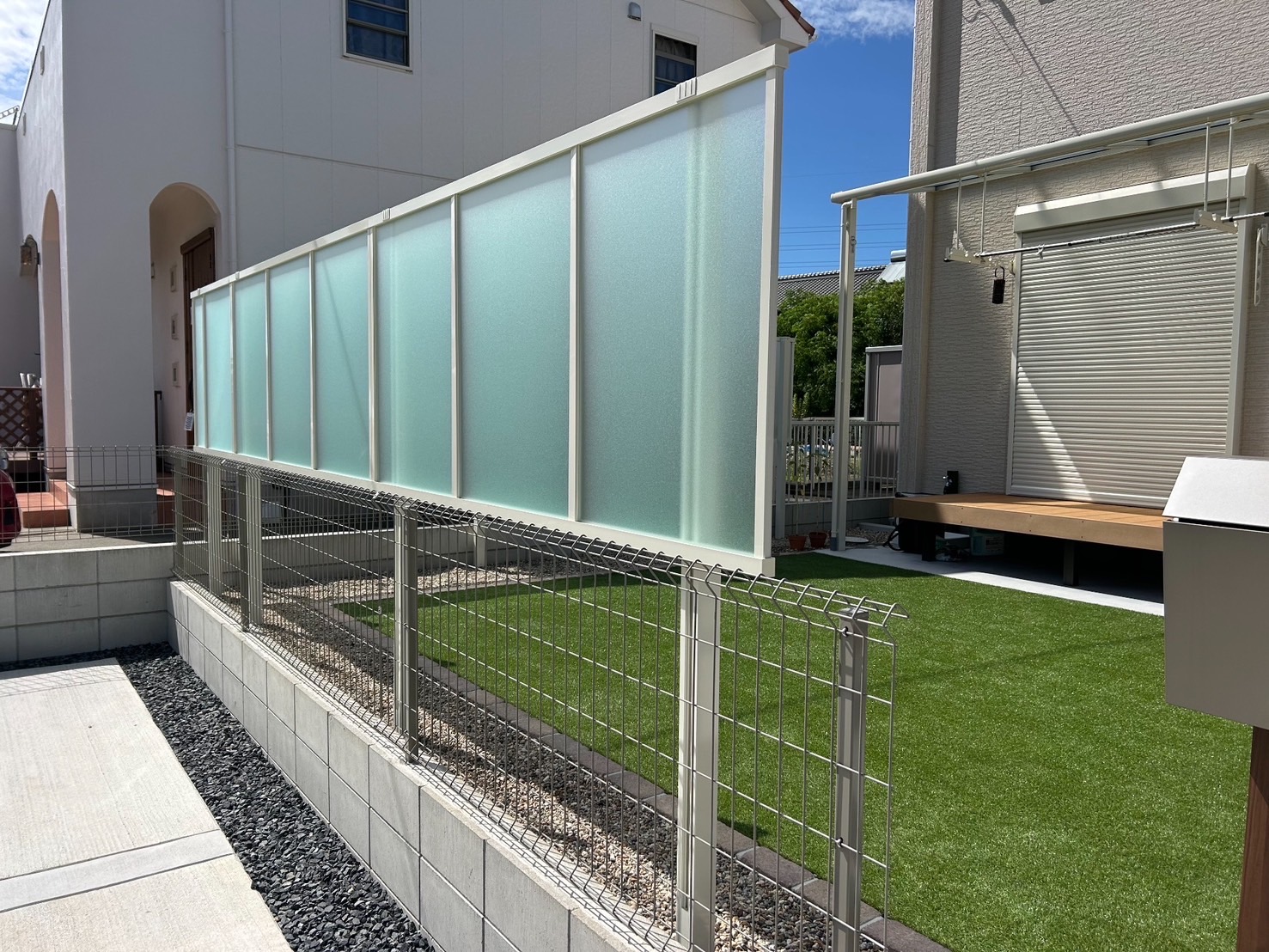 採光パネルの目隠しフェンスでくつろぎガーデンに！ アイキャッチ画像