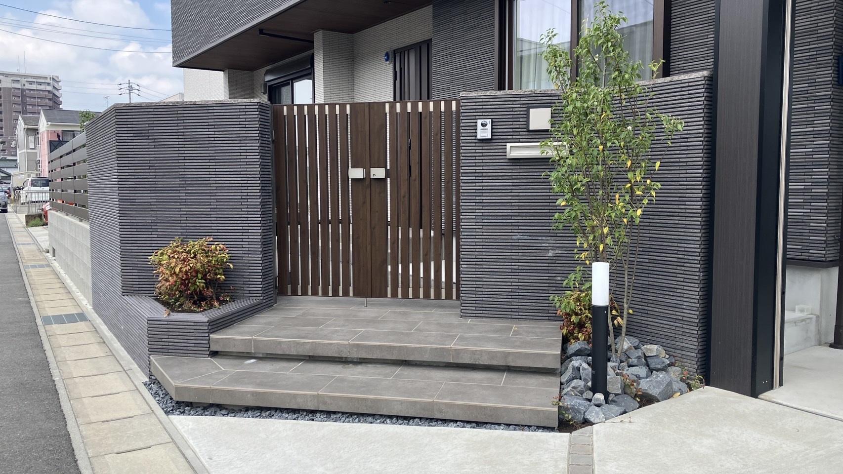 お手入れが楽でくつろげるお庭に！デザイン外構リフォーム事例 画像