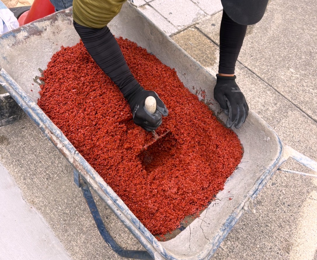 オシャレな土間コン駐車スペースづくりのコツ 赤色目地がアクセントの現場も紹介します! 画像