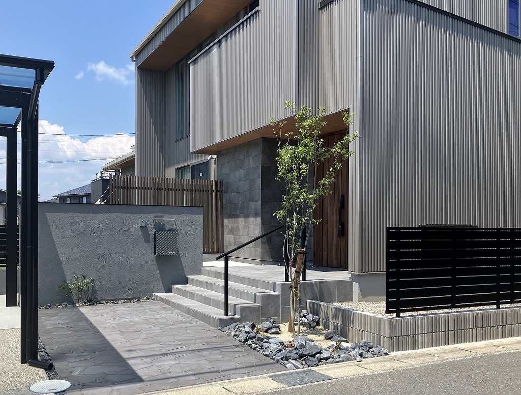 さまざまな要素を盛り込んだ快適エクステリア 新築住宅のデザイン外構事例 画像