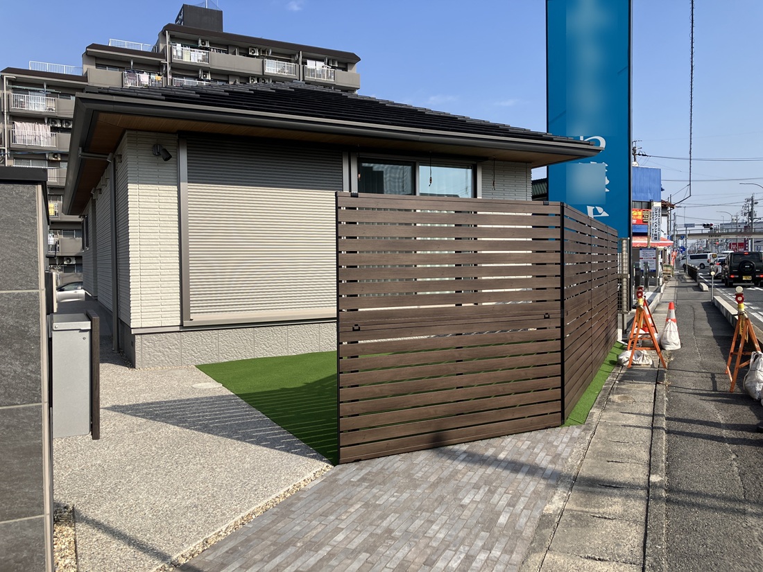 平屋住宅のデザイン外構　広い敷地をさまざまな方法で舗装して使いやすく 画像