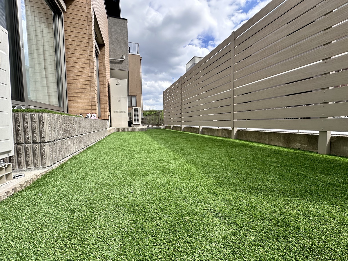 人工芝と目隠しフェンスでくつろぎ空間へ 画像