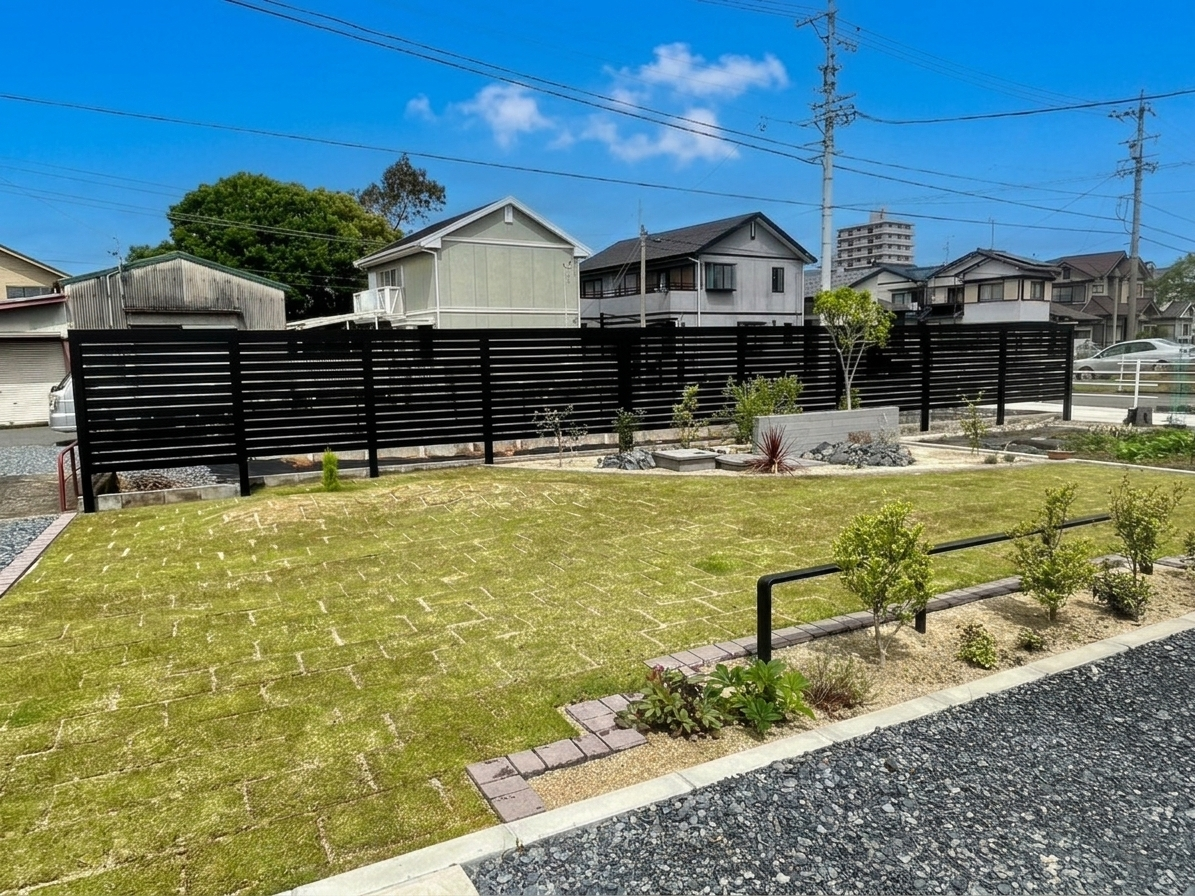 目隠しフェンスをバックに、お洒落な芝生ガーデンが誕生！ 画像