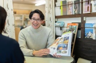 書類にメモをしている男性