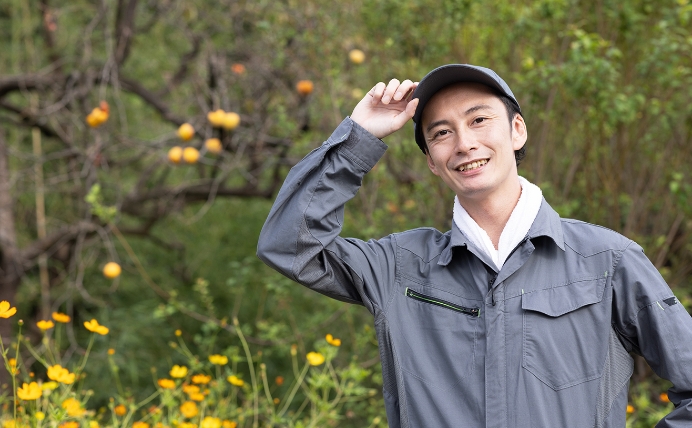 帽子を触っている男性