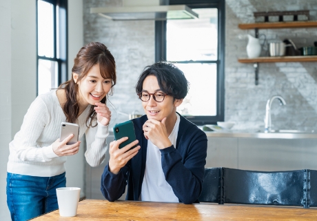 男性と女性が話している様子