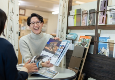 室内でお客様と打合せしている様子