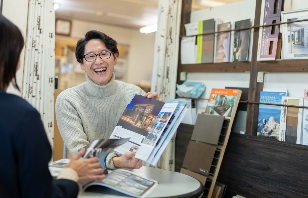 室内でお客様と打合せしている様子