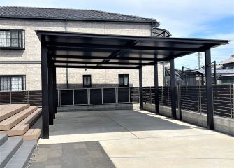 モダンデザインのカーポート二台を連結して設置　空間全体がより魅力的に アイキャッチ画像