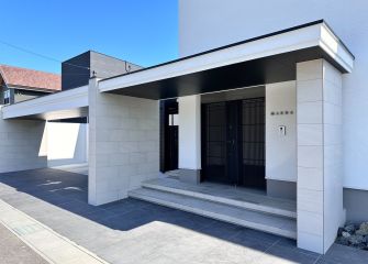 邸宅の名にふさわしいデザイン外構が完成　大型ゲートを備えた格式ある新築住宅のエクステリア アイキャッチ画像