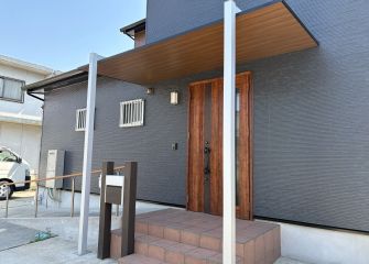 玄関まわりの雨対策リフォーム　ステキな屋根で年中快適に アイキャッチ画像