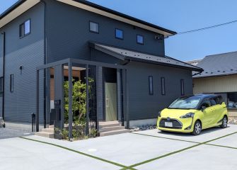 玄関まわりをオシャレで使いやすくしたデザイン外構事例！ アイキャッチ画像