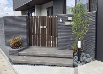 お手入れが楽でくつろげるお庭に！デザイン外構リフォーム事例 アイキャッチ画像