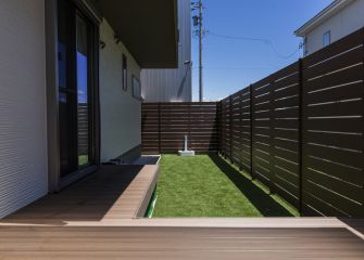 目隠しフェンスや人工芝で憩いの空間に大変身！ アイキャッチ画像