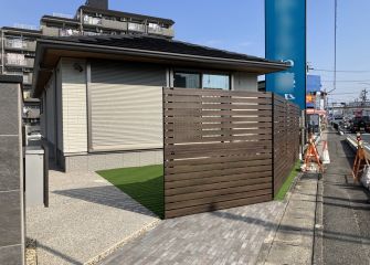 平屋住宅のデザイン外構　広い敷地をさまざまな方法で舗装して使いやすく アイキャッチ画像