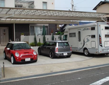 【駐車スペース】３台とめられる広々スペース アイキャッチ画像