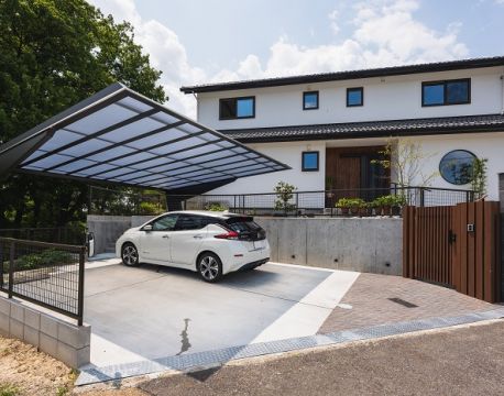 スタイリッシュなカーポートが目を引く、和を意識した外構が完成！ アイキャッチ画像