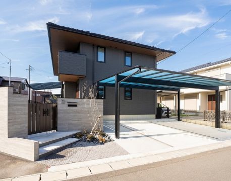 杉板RC風タイル門柱が目をひく　スタイリッシュな外構が完成 アイキャッチ画像
