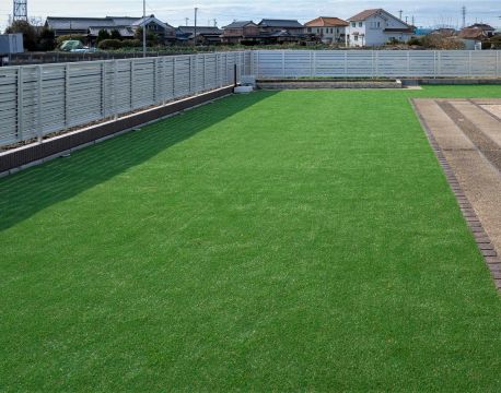 LIXILの目隠しフェンスと人工芝で快適な庭に大改修！ アイキャッチ画像