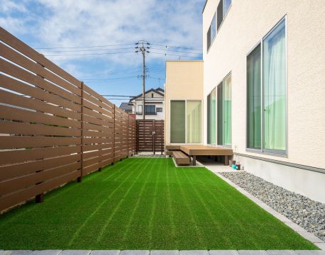 人工芝にオシャレなフェンスがマッチするエクステリアが完成！ アイキャッチ画像