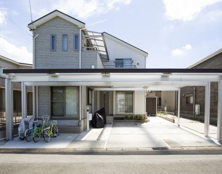 庭を撤去して大型カーポートを設置　駐車や駐輪が快適になる外構へ アイキャッチ画像