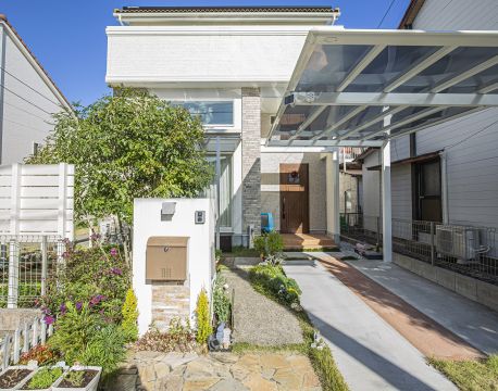 住宅に調和する、白を基調としたステキな外構が完成 アイキャッチ画像