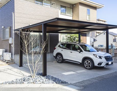 住宅全体をグレードアップして見せるモダンデザインカーポートの施工事例 アイキャッチ画像