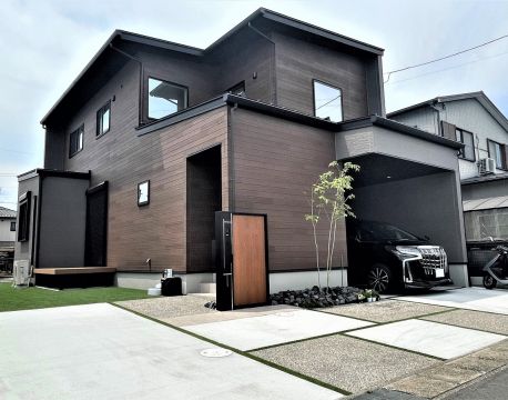 住宅によく合う機能門柱や人工芝を備えた新築住宅のデザイン外構 アイキャッチ画像