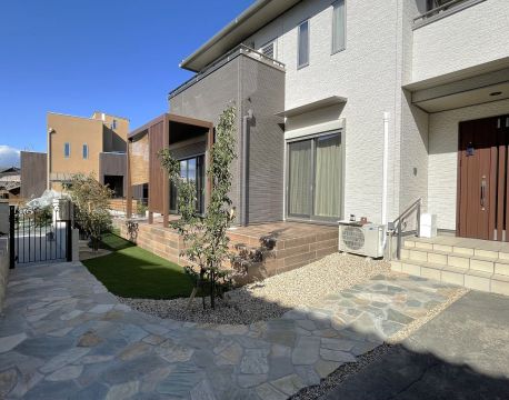 住宅の雰囲気によく合うエクステリアに！おしゃれで快適なリ・ガーデン事例 アイキャッチ画像