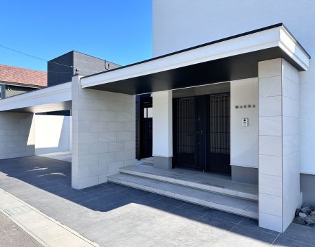 邸宅の名にふさわしいデザイン外構が完成　大型ゲートを備えた格式ある新築住宅のエクステリア アイキャッチ画像