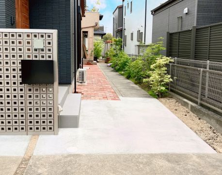 ステキな門柱のある新築住宅デザイン外構！　テラス屋根も設置して快適に アイキャッチ画像