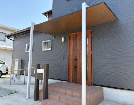 玄関まわりの雨対策リフォーム　ステキな屋根で年中快適に アイキャッチ画像