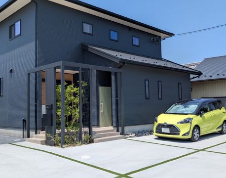 玄関まわりをオシャレで使いやすくしたデザイン外構事例！ アイキャッチ画像