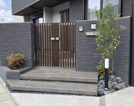 お手入れが楽でくつろげるお庭に！デザイン外構リフォーム事例 アイキャッチ画像