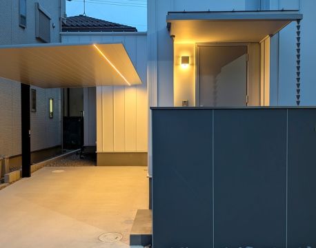 スタイリッシュなカーポートが目を引く新築デザイン外構が誕生！ アイキャッチ画像