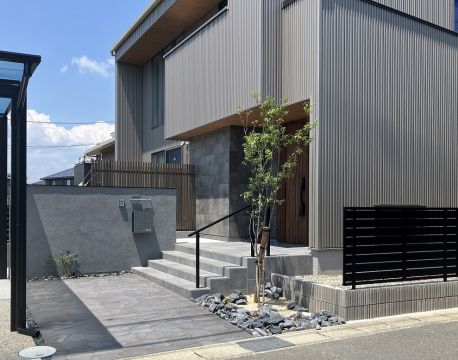 さまざまな要素を盛り込んだ快適エクステリア　新築住宅のデザイン外構事例 アイキャッチ画像