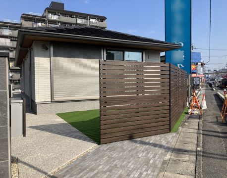 平屋住宅のデザイン外構　広い敷地をさまざまな方法で舗装して使いやすく アイキャッチ画像