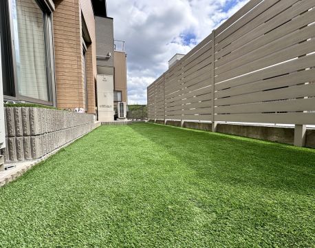 人工芝と目隠しフェンスでくつろぎ空間へ アイキャッチ画像