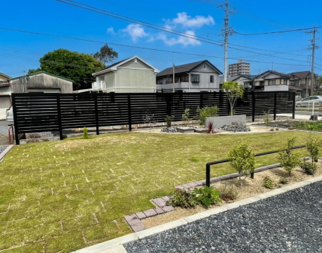 目隠しフェンスをバックに、お洒落な芝生ガーデンが誕生！ アイキャッチ画像