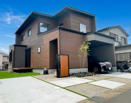 住宅によく合う機能門柱や人工芝を備えた新築住宅のデザイン外構 アイキャッチ画像