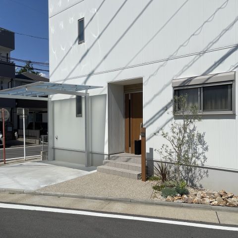 オープン外構の困りごと対策　鉢植えを置くなど簡単にできることを紹介 アイキャッチ画像