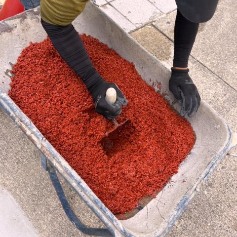 オシャレな土間コン駐車スペースづくりのコツ　赤色目地がアクセントの現場も紹介します！ アイキャッチ画像